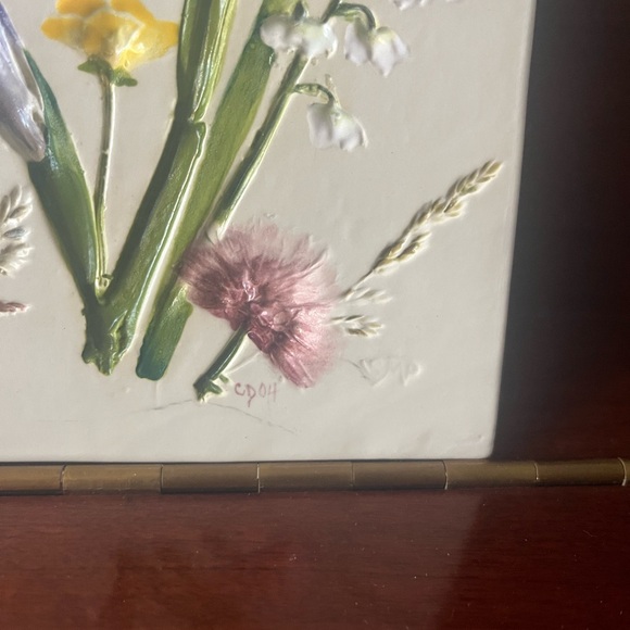 Salt Marsh Pottery 'Welcome Iris Buttercup' Plaque - Picture 3 of 6